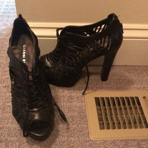 Gianni Bini platform black sandal